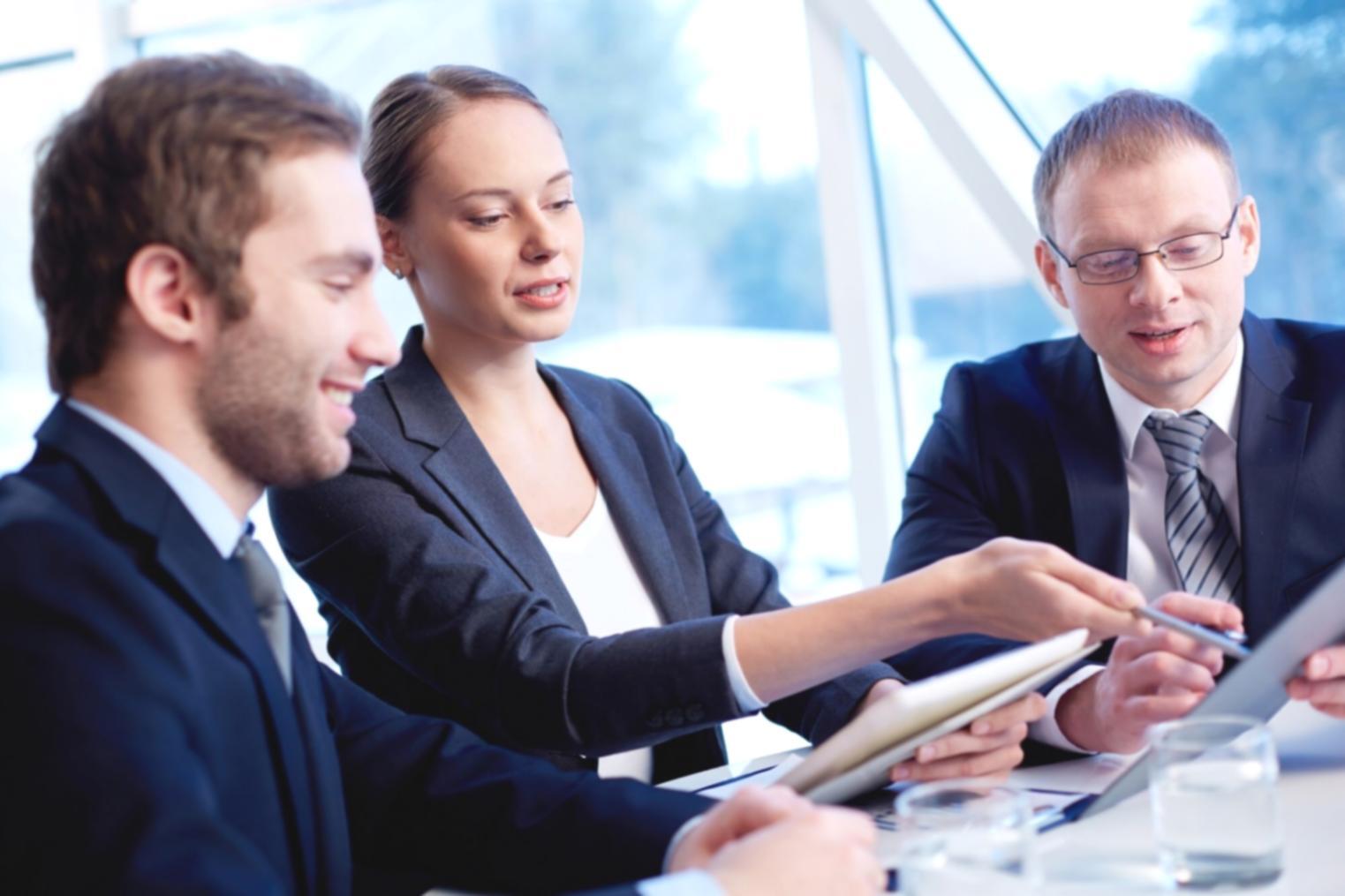 Équipe en réunion de travail collaboratif